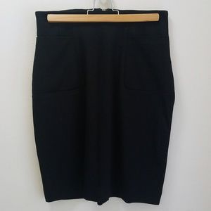 Black pencil skirt 🌙